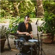 Professeur de  batterie, production musicale, anglais et chinois basé à Nice. J’ai un Studio chez moi